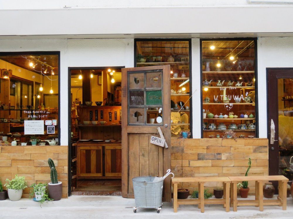 Bước qua cánh cửa quán cà phê cổ để vào cửa hàng gốm Utsuwa