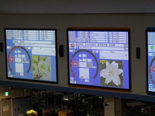ห้องประมูลแบบเงียบใช้กดในคอมพิวเตอร์ มีจอภาพขนาดอยู่หลายจอให้ข้อมูลของดอกไม้ที่กำลังประมูล 