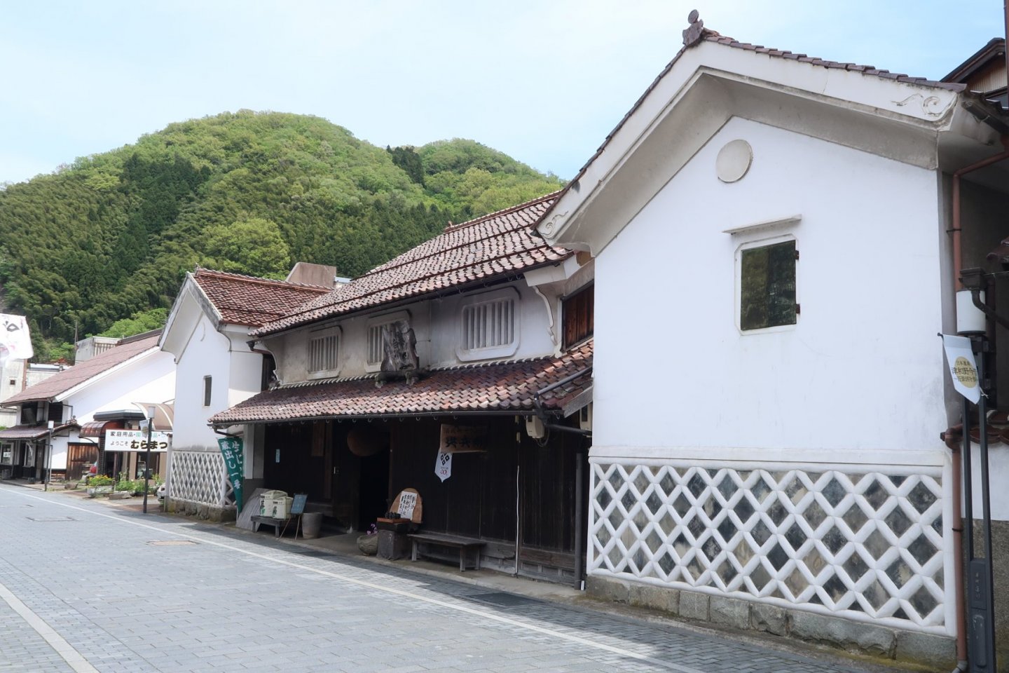 The only sake brewery with a two sake-gura (sake warehouse). The right one is used as an art-gallery for events