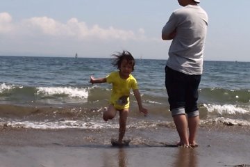  Noria-chan and her father on Tsukuihama Beach