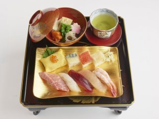 Những miếng sushi trông tuyệt đẹp, được lựa chọn cẩn thận theo những lời khuyên thân thiện với môi trường sinh thái của Blue Seafood Guide.