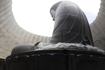 พระพุทธรูปอะตะมะ ไดบุตซึต (Atama Daibutsu) สูง 13.5 เมตร และมีน้ำหนัก1500 ตัน 