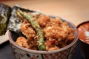 Kakiage-don (¥1,800) – tiger shrimp and vegetable rice bowl with miso soup and pickles 