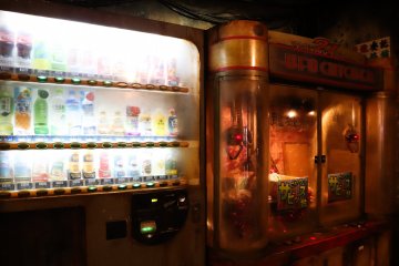Запачканные автоматы по продаже напитков и автоматы с игрушками.
