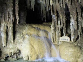 Gyokusendo Cave contains an underground river