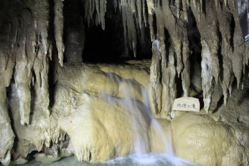 Gyokusendo Cave contains an underground river