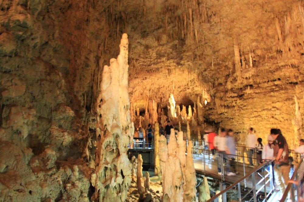 Gyokusendo Cave can be traversed along an 850 meter long elevated pathway
