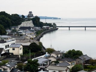 Замок Кицуки возвышается над городом