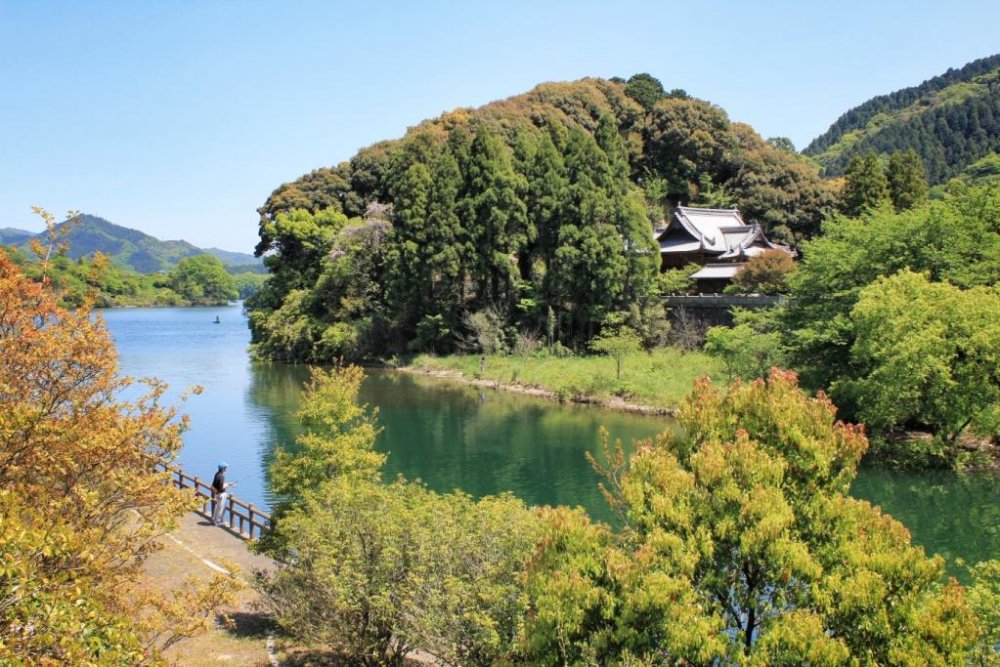 Ngôi đền trên bán đảo ở bờ phía tây của hồ Tamagawa
