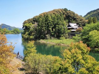 Ngôi đền trên bán đảo ở bờ phía tây của hồ Tamagawa