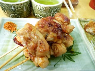 Yakitori (ayam bakar) adalah salah satu makanan khas di sini