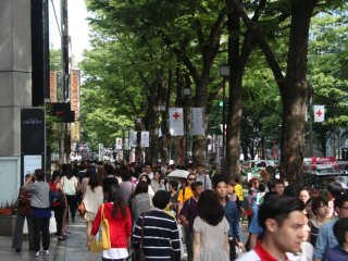 Going towards Cat Street by walking along Omotesando Street. Weekends are sure to be crowded, so avoid going if you dislike crowds. But I'd recommend going at least once just to people-watch.
