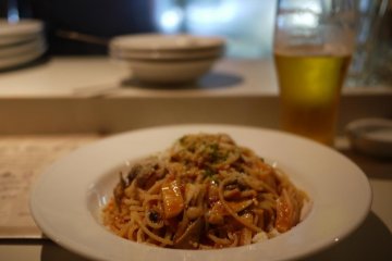 <p>Pasta and beer at the counter</p>