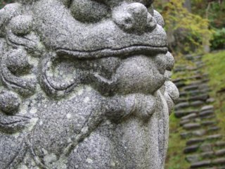 仁王守護像と石の階段
