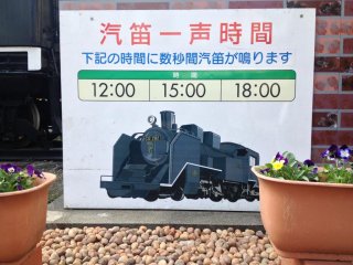 Một số hoạt động diễn ra vào 12:00, 15:00 và 18:00 tại nhà ga khi tiếng còi xe lửa vang lên
