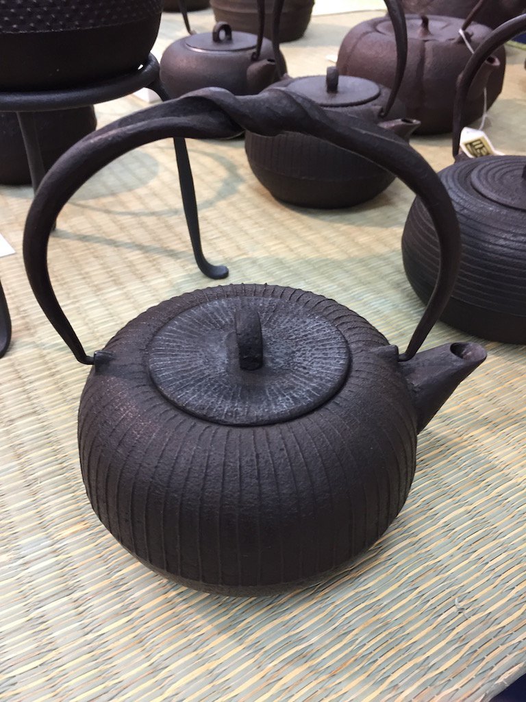https://a1.cdn.japantravel.com/photo/46197-186883/800!/iwate-the-genuine-nanbu-tekki-kettle-186883.jpg