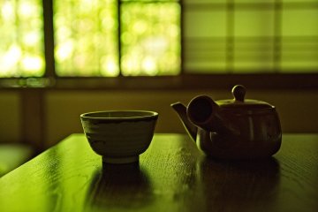 В комнате вы найдете чашку и горячую воду для приготовления вкусного зеленого чая