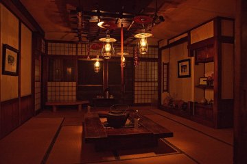 Обычная комната с традиционным японским очагом ирори