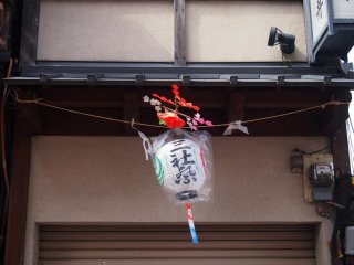 Những chiếc đèn lồng ghi dòng chữ Sanja Matsuri được treo dọc mái hiên của các cửa tiệm 