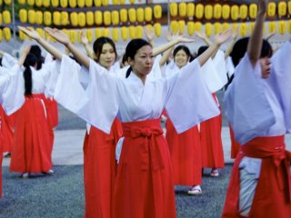 100 người phụ nữ địa phương tối hôm đó sẽ trở thành những người thiếu nữ miếu thờ để múa ở đền Hiroshima Gokoku-Jinja