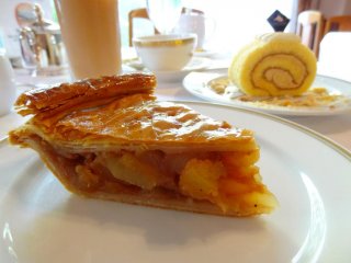 Fujiya's fabulous cinnamon apple pie is available on all hotel dessert menus, ¥800