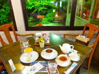 Một bữa ăn nhẹ buổi tối cuối cùng của sherbert xoài, tiramisu và trà nóng phục vụ tại Orchid Lounge, tổng cộng là 2.500 yen
