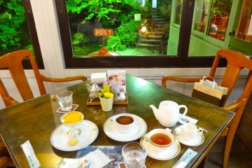A late evening snack of mango sherbert, tiramisu and hot tea available at Orchid Lounge, ¥2,500 total