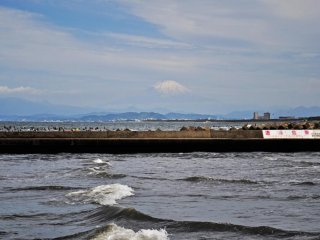 Còn địa điểm nào lướt sóng tuyệt hơn địa điểm với khung cảnh núi Phú Sĩ