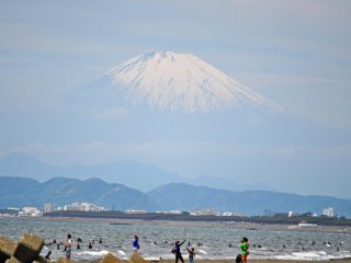 Núi Phú Sĩ nhìn từ bãi biển