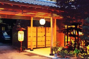 The entrance to Ikoiso is modeled after a tea house. The view in the evening is particularly majestic.