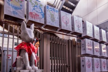 Покинув станцию, вы сразу же увидите статую лисы "Кон-тян". Хотя по-японски лиса будет "кицунэ", Кон-тян - особенная лисица, считается, что она обладает силой, способной защитить эту территорию