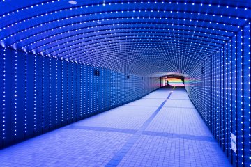 「Tokyo Time Tunnel」的動態燈光變化成不同的形狀