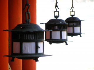Linternas colgantes Tsuri-doro en el complejo del Santuario. En un espacio sagrado, la luz blanca del cielo lo envuelve todo.