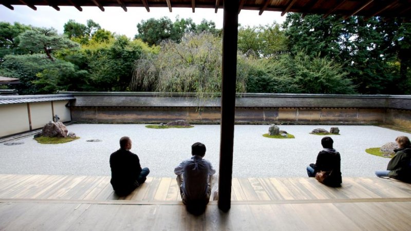 <p>แสงสว่างและที่ว่างในสวนหินไรออนจิแห่งเกียวโต</p>
