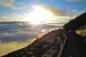 Pemandangan matahari terbit di atas lautan awan bisa dinikmati di ketinggian 2.305 meter, tepat setelah mendaki dari stasiun ke-5. Jangan lupa pakai krim tabir surya!