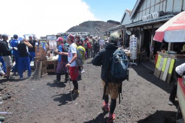 <p>A snapshot of the vendors at the summit. You can take a break, eat some ramen and then begin your downhill trek. Be sure to visit the crater just steps beyond the vendor shacks.</p>