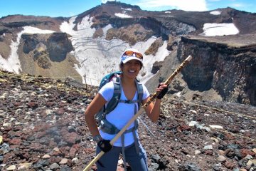<p>The crater! 820ft deep &amp; 1.5hrs to walk the perimeter. Note some essentials: hat, sunglasses, backpack with hip straps, gloves, dry-fit t-shirt, rain-trekking pants, &amp; hiking boots. Others: lip balm, hand towel, rain jacket &amp; compression socks.</p>