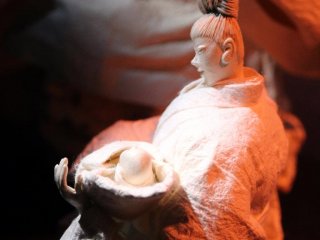 Các cuộc triển lãm miễn phí kể về cuộc đời của Kukai từ khi sinh ra là Mao Saeki vào năm 774 khi ông qua đời. Còn được gọi là Kobo Daishi, ông là một nhà sư, một nhà thơ, một thư pháp, một công chức, một nhà sư và người sáng lập Phật giáo Shingon.