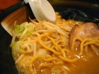 Bean sprouts well soaked in the soup are hidden beneath the ramen. Doesn’t this make your mouth water for ramen right now?