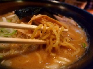 Mie yang kenyal dan sangat serasi dengan sup, walaupun untuk supnya agak terlalu asin bagi saya. Namun lagi lagi, separuh dari ramen yang pernah saya coba di Tokyo memang memiliki tingkat keasinan yang sama.
