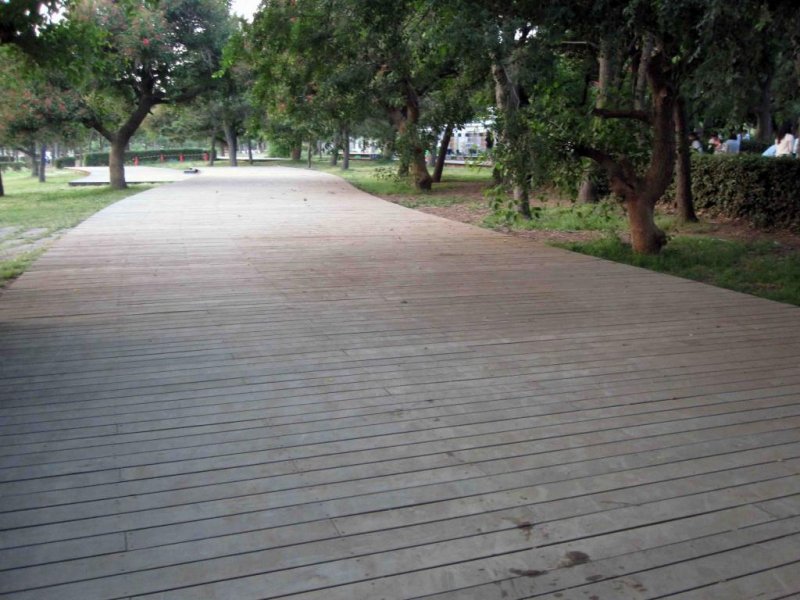 The expansive boardwalk runs throughout the park.