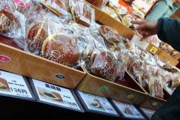 <p>โดรายากิเป็นขนมปังไส้ถั่วแดงยอดฮิตของหลายร้านในตลาดซูงาโมะที่โตเกียว</p>
