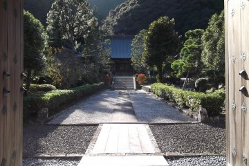 The approach to Seigan-ji