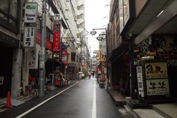 With so many izakayas and eateries around, this street must be pretty lively after office hours.