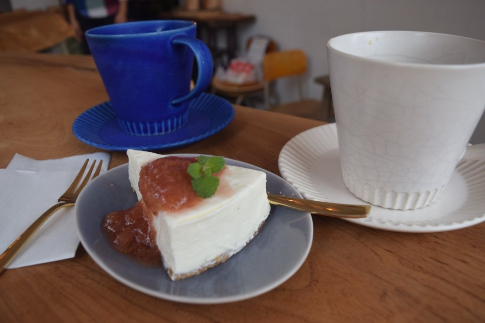 커피와 딸기 소스를 곁들인 홈메이드 치즈케이크 한 조각- 완벽하다! 