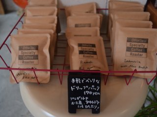 Những túi cà phê được bày bán 