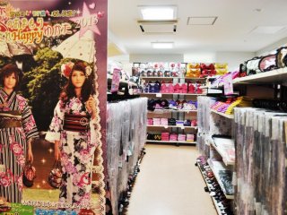 Tôi tìm thấy một cửa hàng bán yukata ( kimono bằng sợi bông) và các mặt hàng liên quan được may với màu sắc vui mắt.