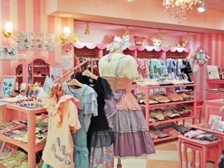 I love the colour of this shop. This kind of store represents the kind of things you would expect to find in Harajuku.