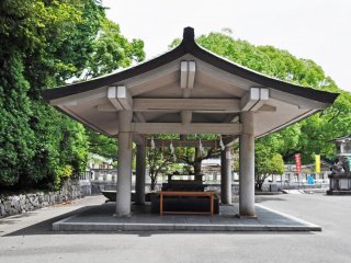 The chōzubachi (the place where you wash your hands before entering the shrine).