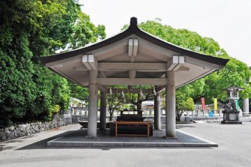Тёдзубати (место, где нужно помыть руки, прежде чем войти в храм).